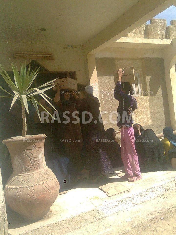 الجيش يوزع معونات غذائية مقابل توكيل للسيسي بالفيوم