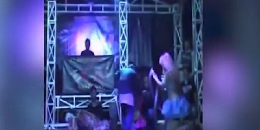 بالفيديو.. وفاة مطربة إندونيسية لدغتها أفعى على المسرح