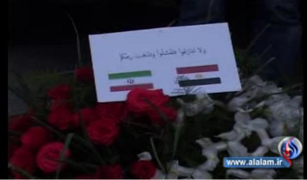 طلاب يقدمون الزهور لرئيس مكتب المصالح المصرية في طهران