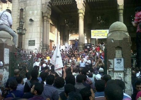 ” ليلة أبوكو ليلة سودا” هتاف متظاهرو الكاتدرائية للشرطة