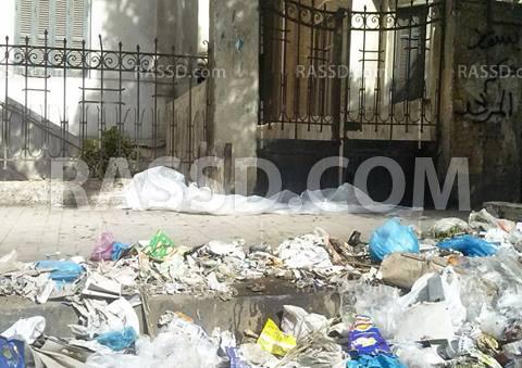 أكوام القمامة تزين شوارع الأسكندرية