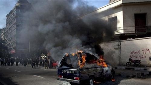 مجهولون يشعلون النيران في سيارة شرطة بمصر الجديدة