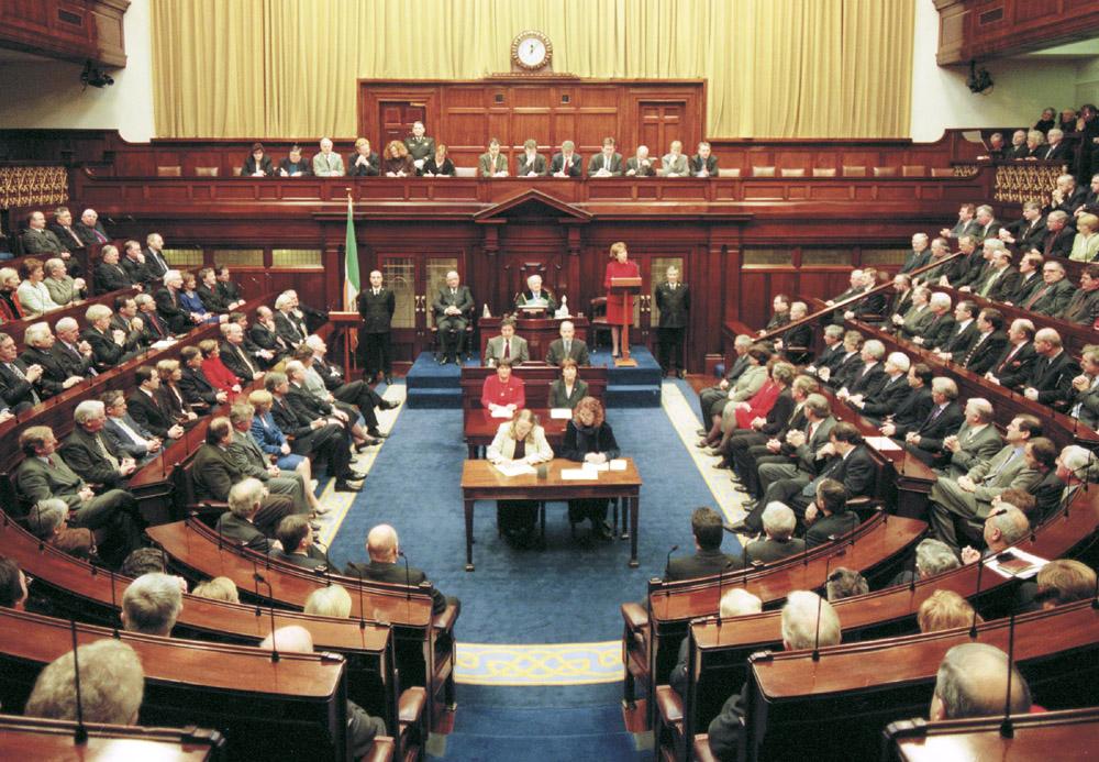 بالفيديو.. نائب أيرلندي يوجه كلامًا مهينًا للسفير “الإسرائيلي”