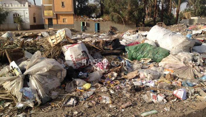 في سوهاج.. تلال القمامة والنفايات الطبية تنذر بكارثة بيئية بأولاد نصير