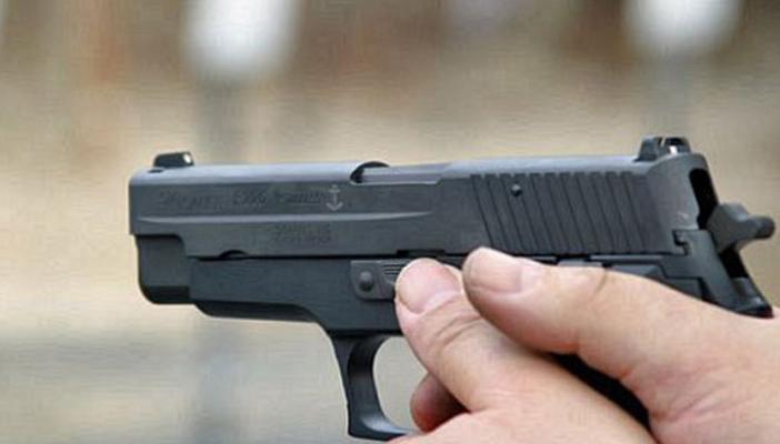 أمين شرطة بسوهاج يطلق النار على زميله وخفير نظامي