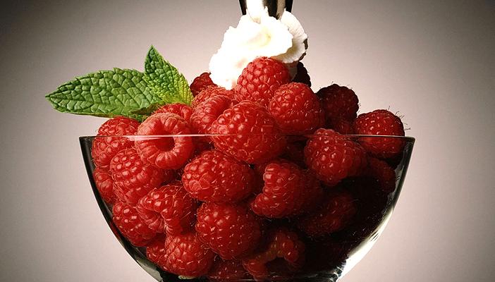 التوت يحتوي على كميات من السكر تفوق المشروبات الغازية