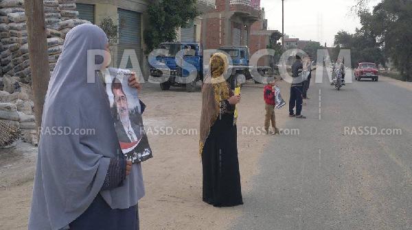 سلسلة بشرية رافضة للانقلاب على طريق منيا “القمح – بلبيس”