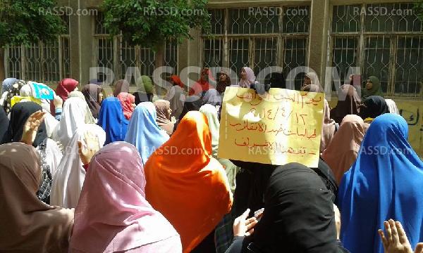 وقفة لطالبات الأزهر بتفهنا الأشراف رفضا لمنع دخول زميلاتهن