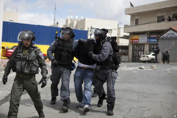 اشتباك بين شباب فلسطيني والقوات الإسرائيلية بالضفة