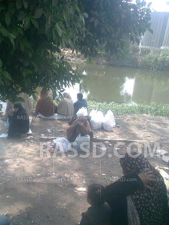 معاناة أسبوعية لأهالي المعتقلين في الزقازيق