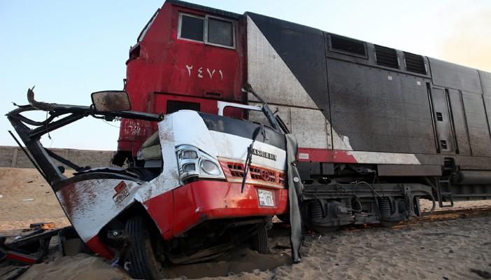 إصابة 10 أشخاص في تصادم سيارة بمزلقان الهايكستب بالنزهة