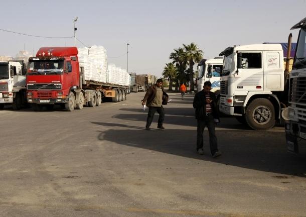 سلطات الاحتلال تسمح بإدخال 340 شاحنه لقطاع غزة