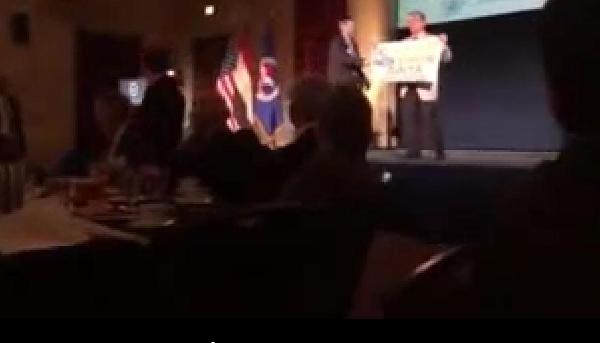 فيديو..أمريكي يهاجم وزير المالية المصري أثناء مؤتمره بأمريكا