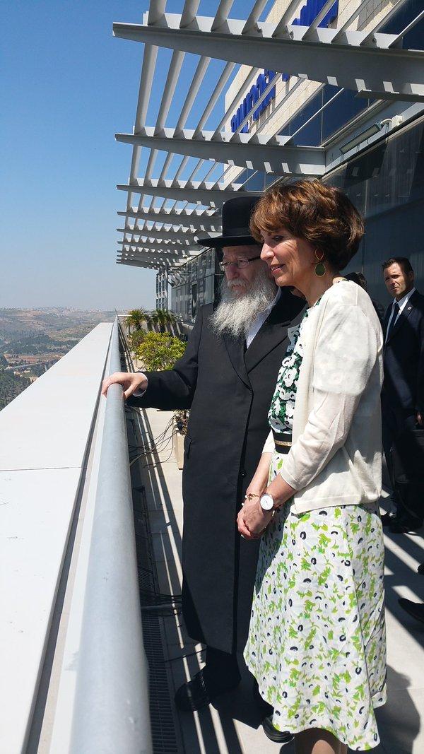 وزير الصحة الإسرائيلي يرفض مصافحة نظيرته الفرنسية لأنها امرأة