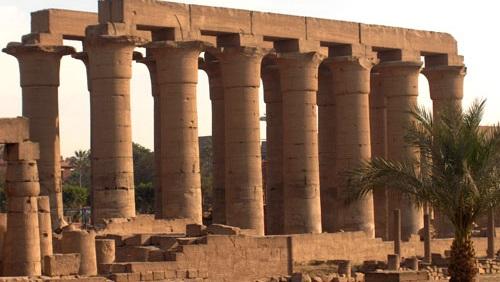 الأهالي تغلق المناطق الأثرية بغرب الأقصر