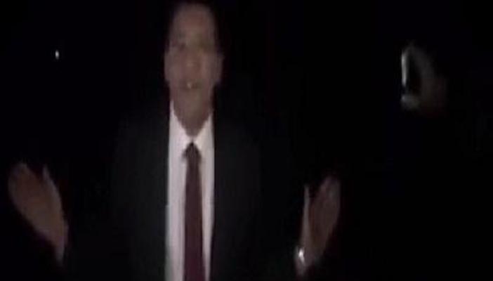 بالفيديو.. خالد صلاح يكمل برنامجه على أضواء الموبايل