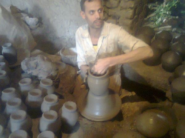 حرفيو جريس يطالبون حكومة الانقلاب بتأمينهم وتطوير صناعتهم