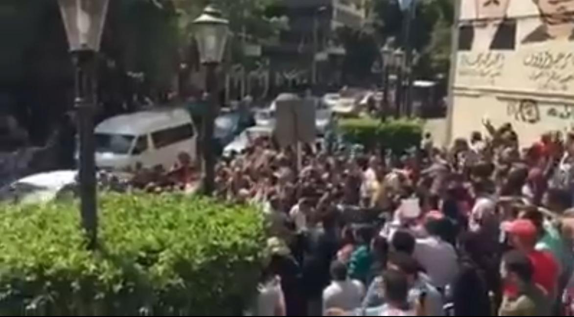 المتظاهرون يطالبون بإسقاط النظام  في جمعة “الأرض والعرض”