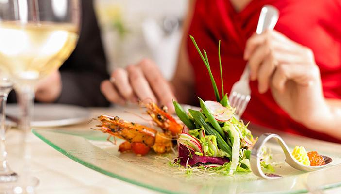 إحذر.. تناول الطعام خارج المنزل يعرضك للإصابة بضغط الدم