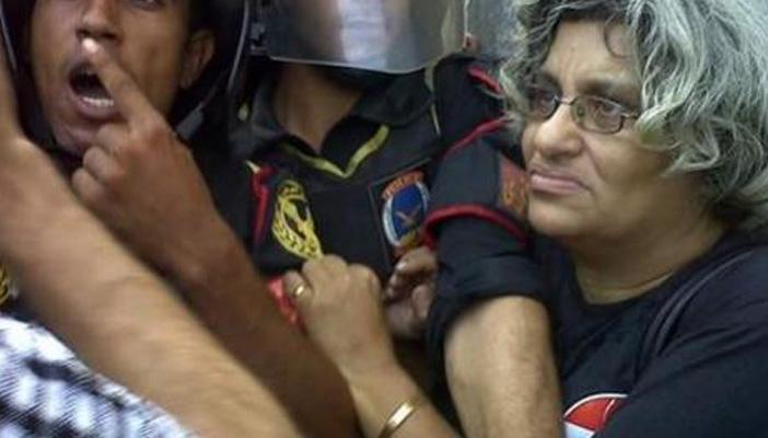 قوات الشرطة تعتدي على الناشطة السياسية ليلى سويف