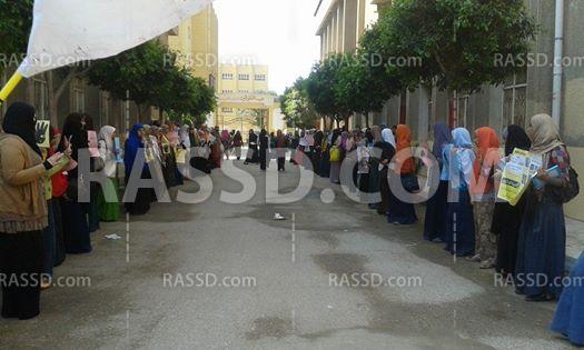 سلسلة بشرية لطالبات أزهر تفهنا الأشراف ضد حكم العسكر