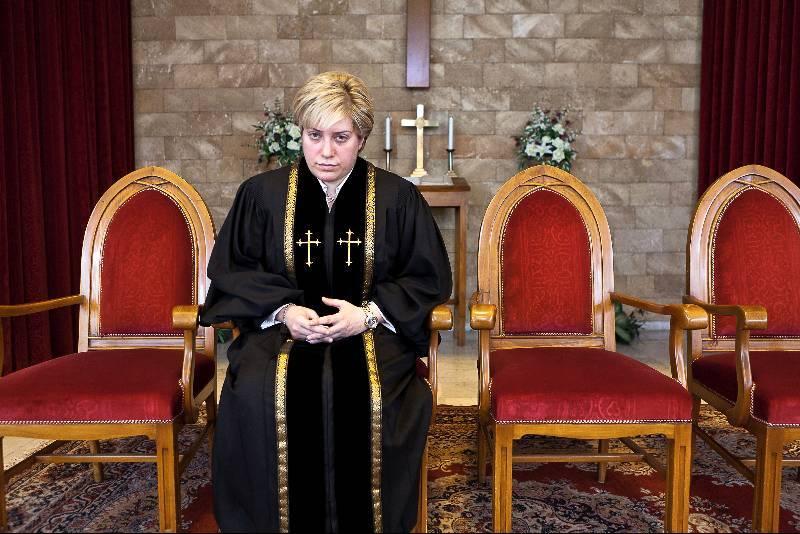 تعيين رولا سليمان أول قسيسة في لبنان والشرق لأول مرة.. من هي ؟