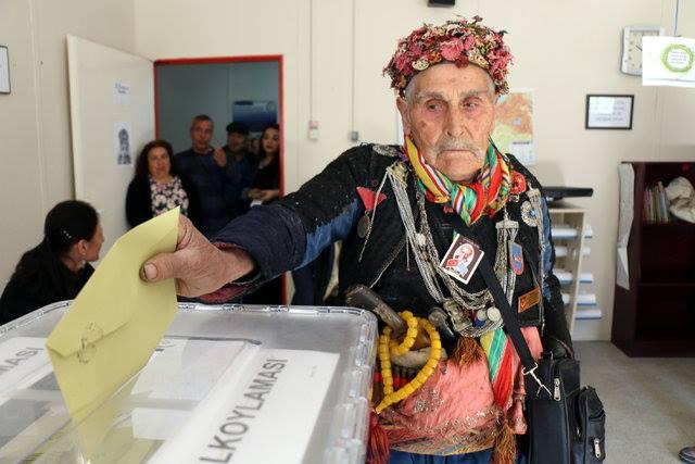 بأزياء فلكلورية وببغاء وعرائس.. ناخبو تركيا يشاركون في استفتاء اليوم