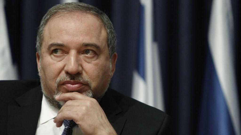 مصدر في حماس لـ”رصد” ينفي تصريح ليبرمان حول وساطة مصرية بشأن الأسرى