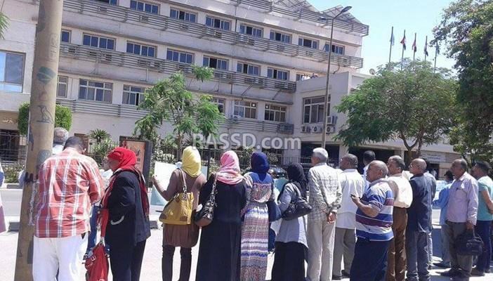 وقفة لمعلمى الأقصر احتجاجًا على عدم تنفيذ أحكام القضاء لصالحهم