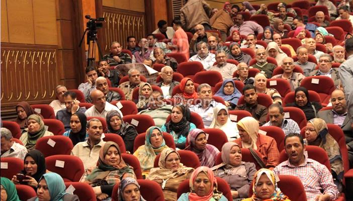 بالصور.. العشرات يتوافدون على أكاديمية الشرطة لحضور “قرعة الحج”