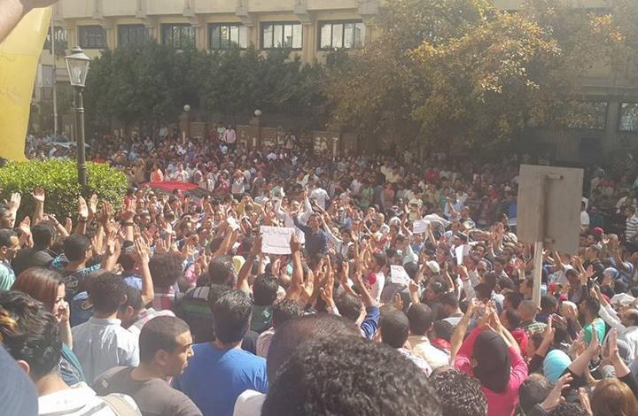 بالفيديو.. مؤيد للسيسي يعتدي على متظاهرة في “جمعة الأرض”