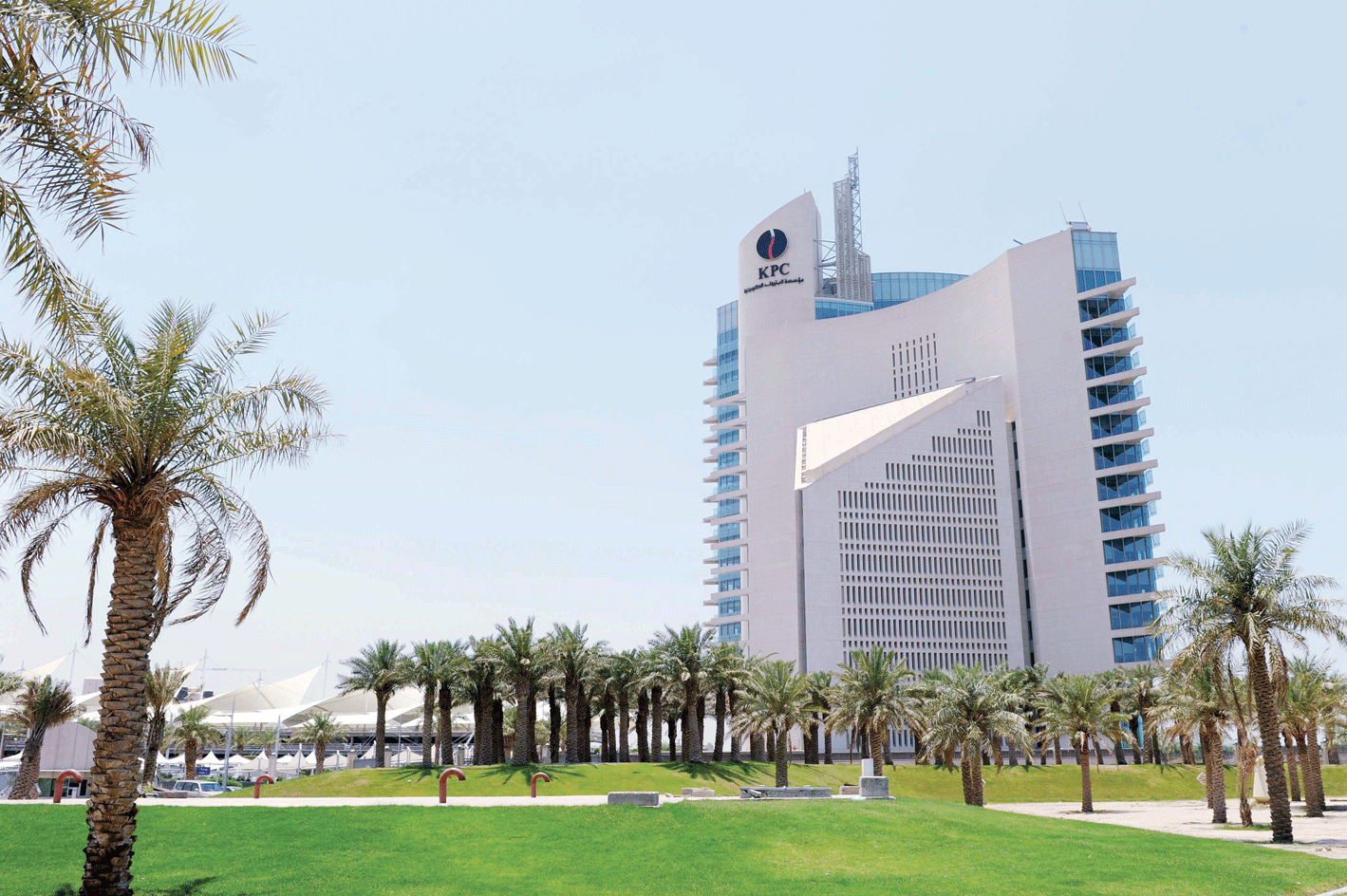 عمال النفط في الكويت يبدءون إضرابًا شاملًا عن العمل