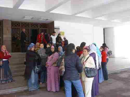 تظاهر “مساعدات” بمدراس المجتمع بأسيوط للمطالبة بالتعيين