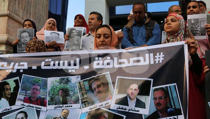 بالصور.. وقفة احتجاجية لأهالي الصحفيين المعتقلين بعنوان صرخة الاعتصام