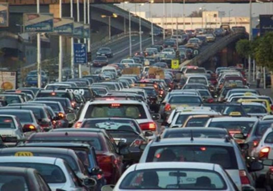 شلل مروري أعلى “دائري المعادي” بعد انقلاب مقطورة محملة بالزيت