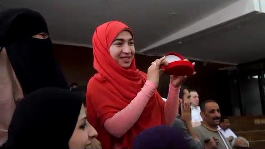 بالصور.. خطوبة داخل قاعة المحكمة لمتهم بـ “اغتيال النائب العام”