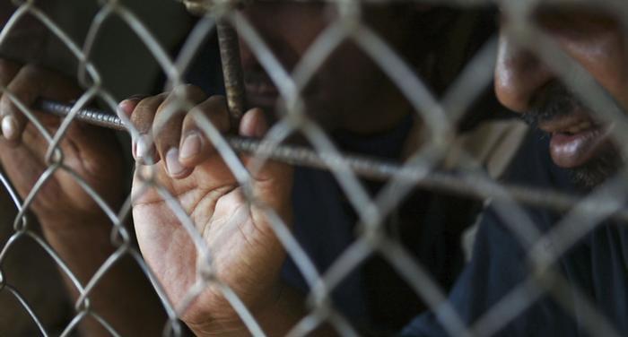 السجون.. بين مقابر جماعية للمعتقلين وزيارات استثنائية للمسيحيين