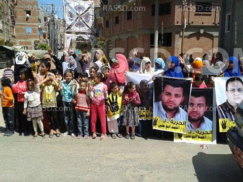 سلسلة بشرية بالخياطة بدمياط للمطالبة بالإفراج عن المعتقلين