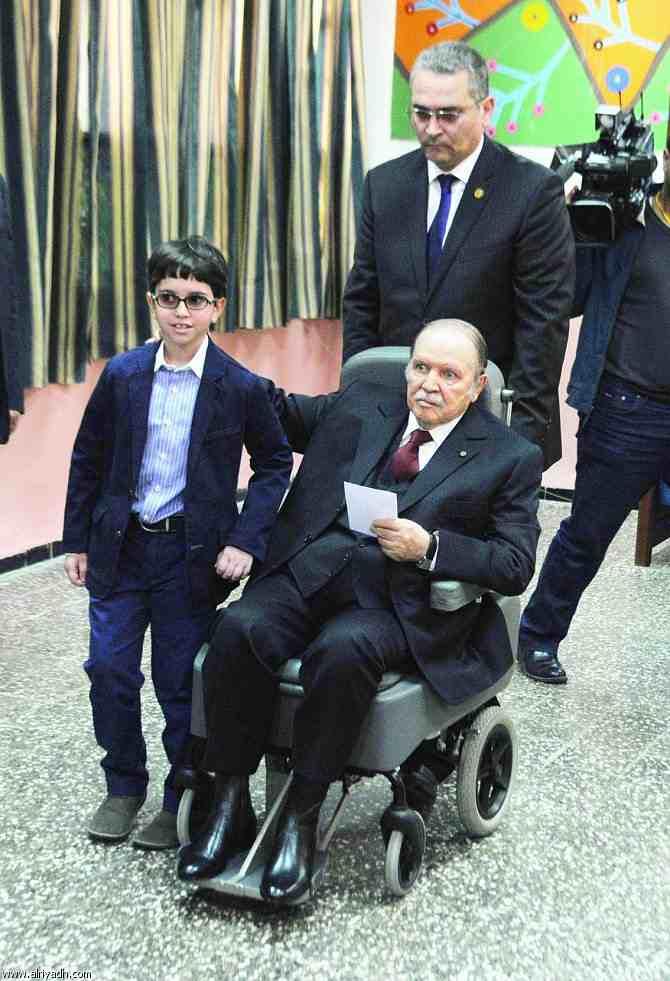 بوتفليقة يفوز بـ 81.53% والشرطة تفرق تظاهرات رافضة للنتيجة