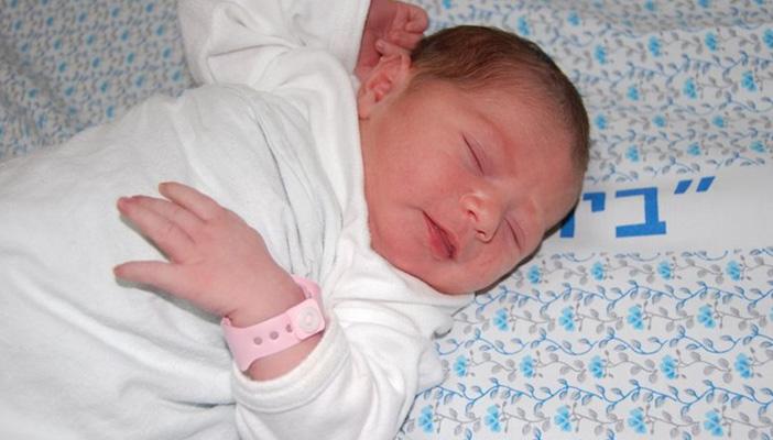 سوهاجي يطلق اسم “صنافير” على مولودته الجديدة