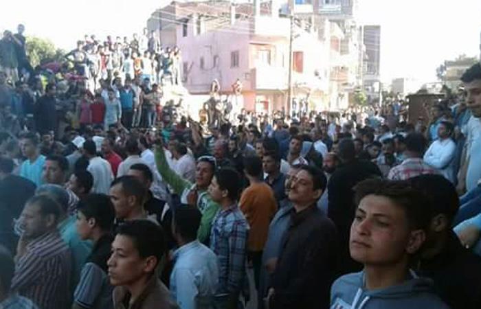 شاب يقتل فتاة بعد اغتصابها بالشرقية والأهالي يتظاهرون مطالبين بالقصاص