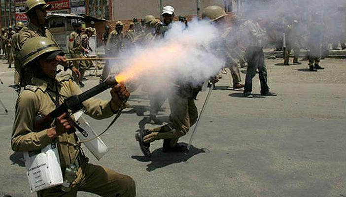 اشتباكات بين الشرطة ومتظاهرين بكشمير الهندية