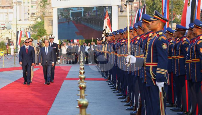 ديلي ميل: هولاند يعتصر ألمًا أثناء ذبح المصريين للنشيد الوطني الفرنسي