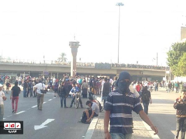 بالصور..تراشق بالحجارة بين متظاهري التحرير والقضاء العالي