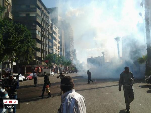 الأمن يطلق قنابل الغاز لفض الاشتباكات بين المتظاهرين