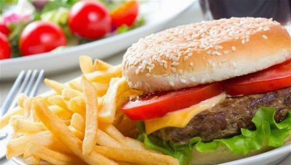 5 أطعمة تؤثر على ذكاءك بالسلب