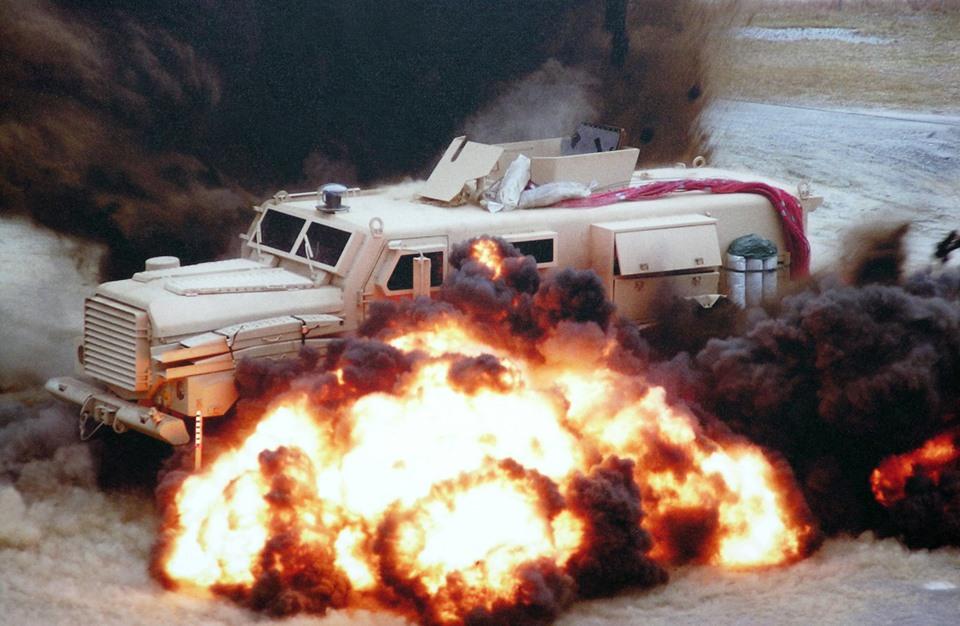 مقتل مجند وإصابة مدني في تفجير مدرعة شمال سيناء