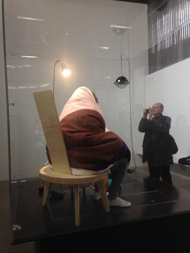 فنان فرنسي “يفقس” أول كتكوت بعد رقوده على البيض 21 يوما