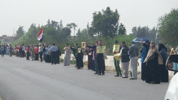 سلسلة ووقفة بكفر صقر بالشرقية فى أسبوع “مصر ليست تكية”