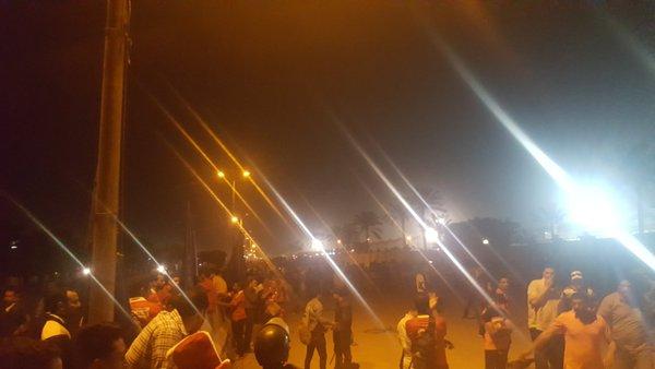 بالصور.. الشرطة تطلق قنابل الغاز على جماهير الأهلي أمام برج العرب